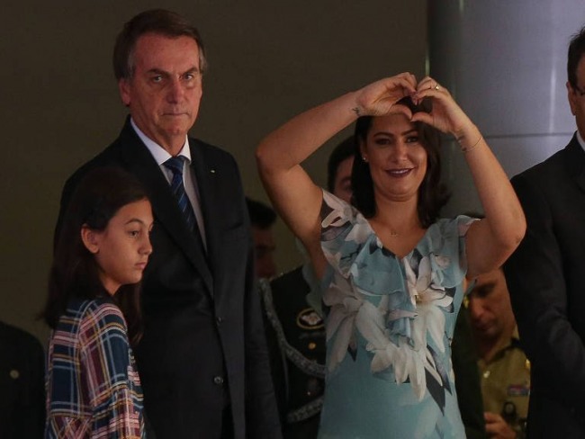 Bolsonaro visita esposa em hospital 