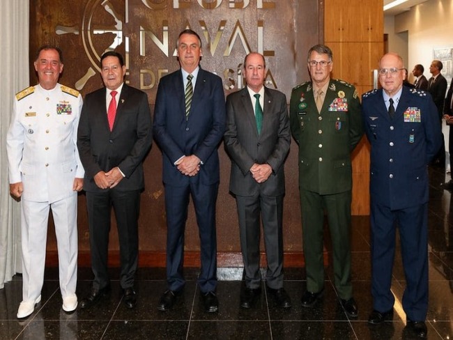 Bolsonaro se rene com militares pra falar sobre conflito entre EUA e Ir 