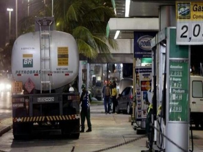 Bolsonaro vai mudar imposto de combustvel para que preo baixe nas bombas 