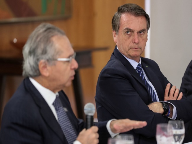 Bolsonaro anuncia que no vai tolerar fogo amigo contra Guedes 