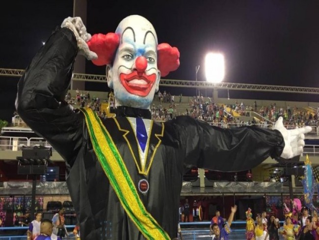 Bolsonaro foi ridicularizado em desfile de carnaval mas a escola  vaiada pela maior parte da plateia  