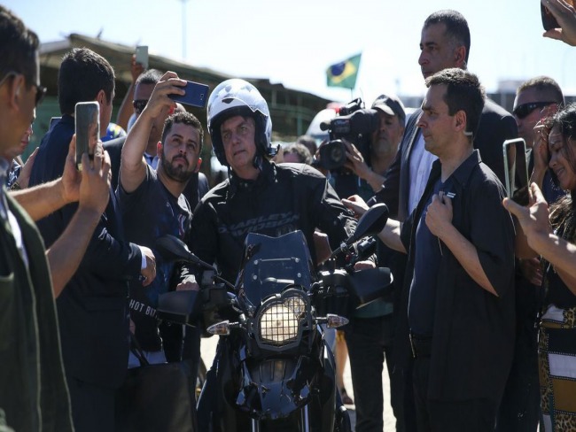 Presidente Bolsonaro passeia de moto no Guaruj 