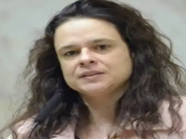 Janana Paschoal pede afastamento de Bolsonaro  