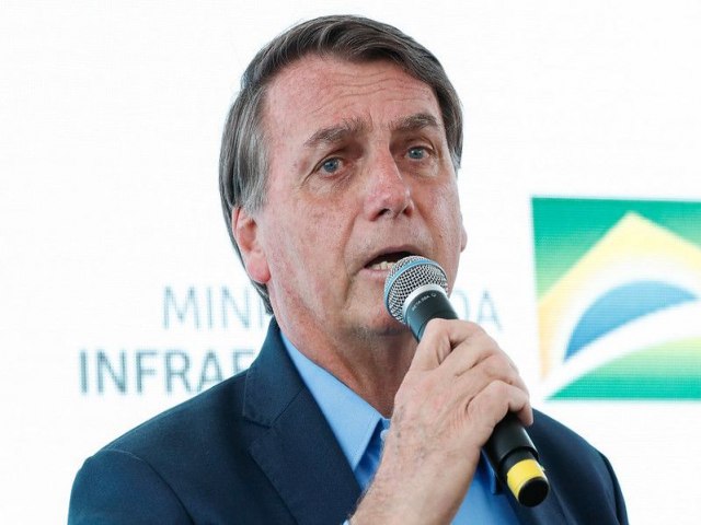 Descontrado com apoiadores Bolsonaro diz ser a favor do voto impresso