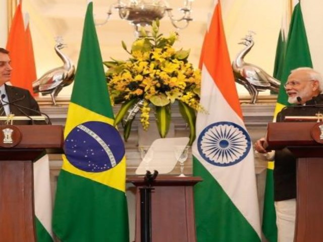 Bolsonaro pede que ministro indiano antecipe envio de vacina contra covid para o Brasil