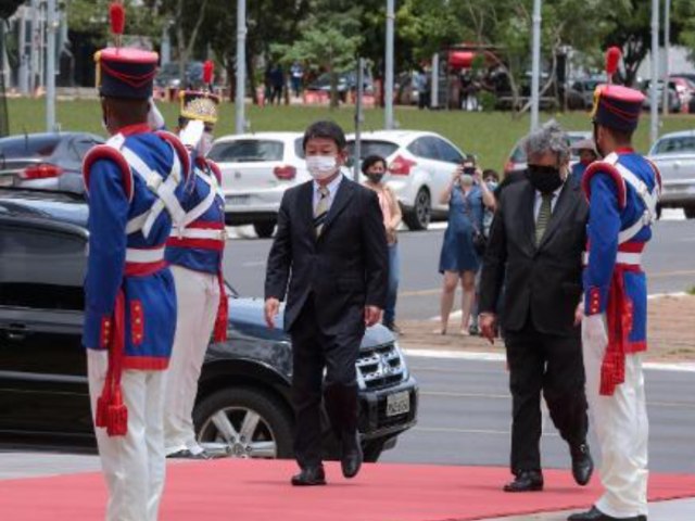 Ministro japons visita Bolsonaro e o convida para abertura das olimpadas de Tquio