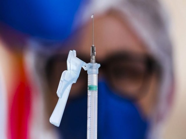 Governo proíbe demissão de funcionários por não terem tomado vacina