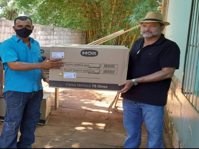 Vereador João Luiz participa da entrega de caixas para pescadores de São Nicolau