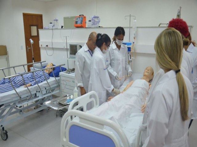 Bolsonaro sanciona o piso salarial da enfermagem 