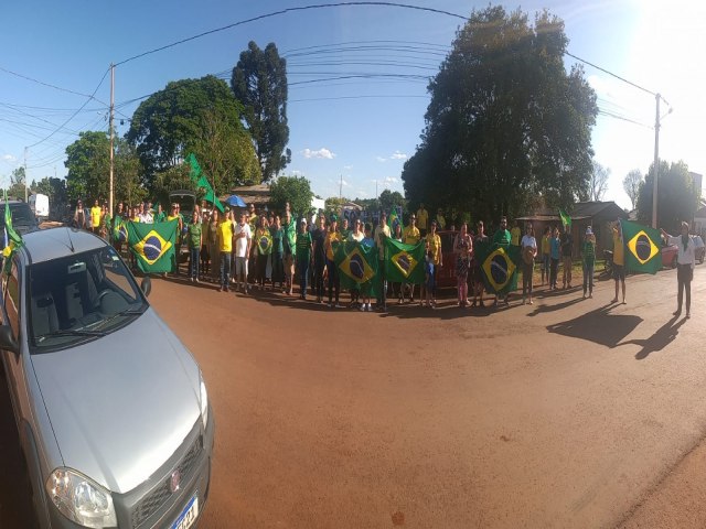 Patriotas de So Luiz Gonzaga tambm compareceram em frente o quartel neste domingo 
