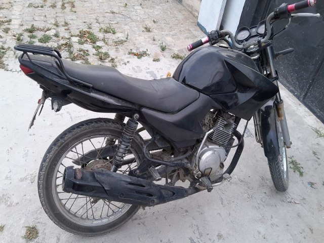 Suspeitos fogem e deixam moto furtada na estrada Maria Mil Ris em Teixeira de Freitas