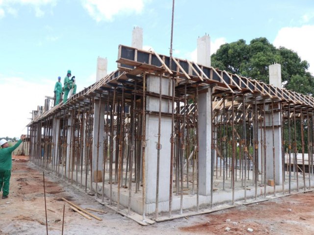 Prefeitura prossegue com construo de escola em Teixeira de Freitas; veja fotos