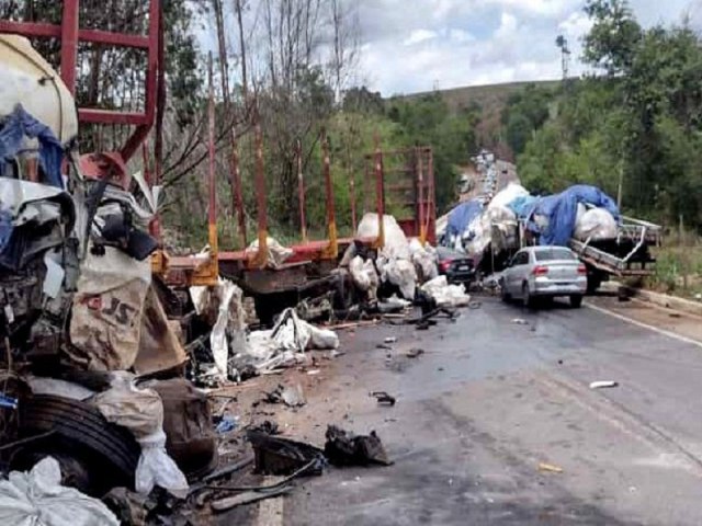 Itabela: coliso entre carretas deixa dois mortos e um ferido na BR-101