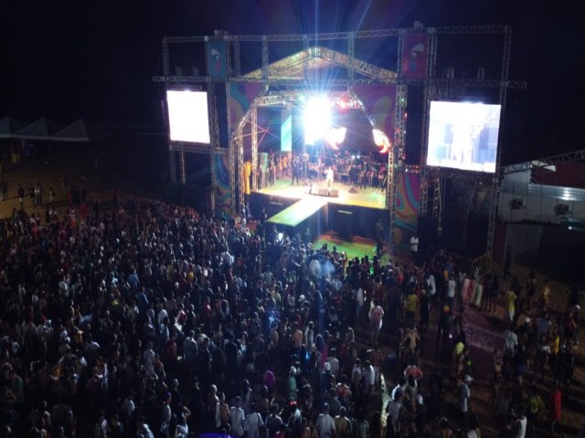 Prefeitura de Mucuri resgata tradio carnavalesca e traz show reggae de Edson Gomes no primeiro dia de festa