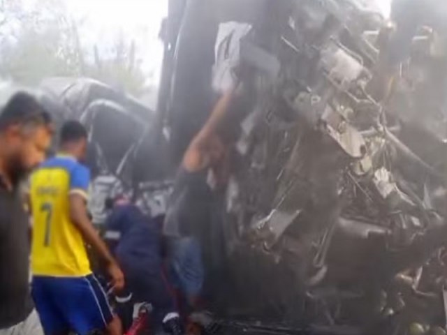 Vítimas de acidente com 16 mortos na Bahia eram da mesma família e retornavam de festa de aniversário Vítimas de acidente com 16 mortos na Bahia eram da mesma família e retornavam de festa de aniversário