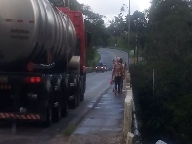 ESTNCIA: PEDESTRES NO TEM SEGURANA NA PONTE DA CACHOEIRA