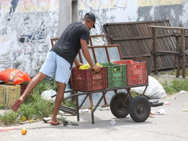 PEGADORES DE CARREGO NA FEIRA DE ESTNCIA QUEREM AJUDA DE CESTA BSICA DA PREFEITURA