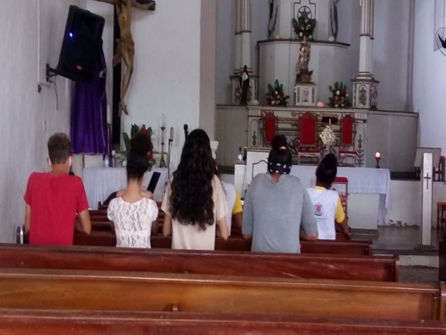 JOVENS FAZEM MOMENTO DE ADORAO NO SANTURIO DE SANTA LUZIA