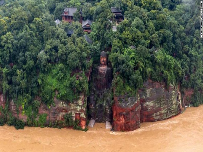 AS GUAS DA ENCHENTE ATINGEM OS DEDOS DOS PS DA FAMOSA ESTTUA GIGANTE DO BUDA NA CHINA