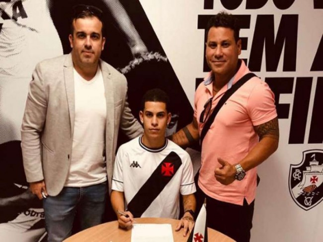 VASCO ASSINA CONTRATO PROFISSIONAL COM PROMESSA DE 16 ANOS