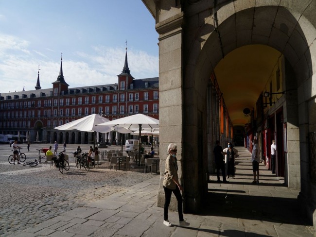 MADRI ADOTAR ISOLAMENTOS ESPECFICOS CONTRA COVID-19 NA SEXTA-FEIRA