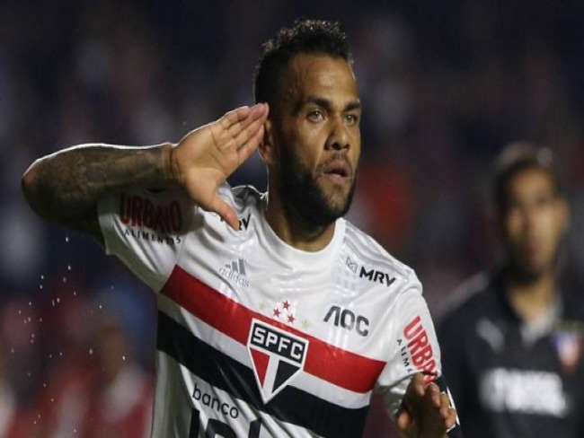 DANI ALVES SURPREENDE E VOLTA A TREINAR NO CT DO SO PAULO; DM ESTIPULA PRAZO PARA RETORNO DO JOGADOR