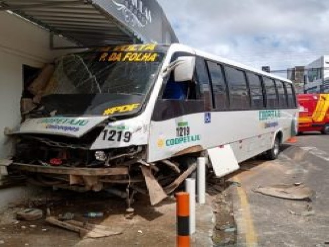 TRS PESSOAS FICARAM FERIDAS NUMA BATIDA ENTRE MICRO-NIBUS E UM CARRO EM ARACAJU