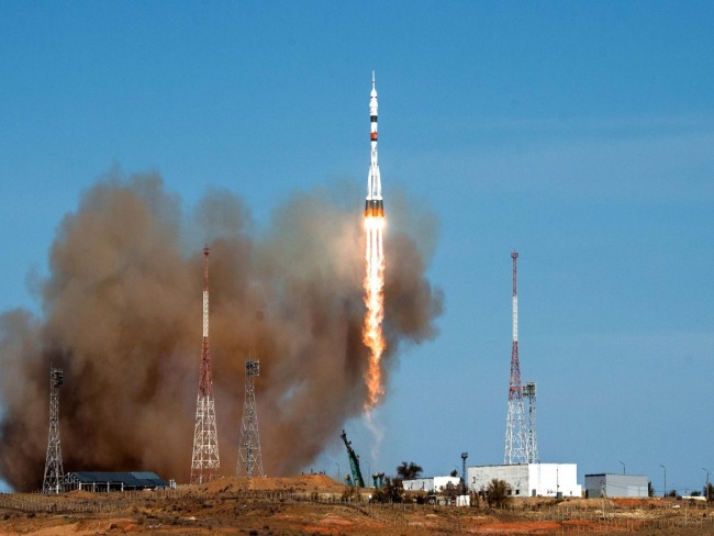 ASTRONAUTAS RUSSOS E NORTE-AMERICANA PARTEM PARA ESTAO ESPACIAL