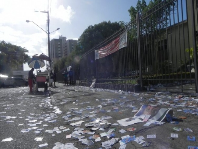 DESCARTE DE SANTINHOS EM VIA PBLICA  CRIME ELEITORAL E AMBIENTAL