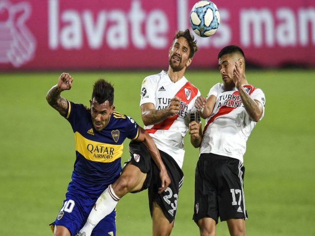 EM CLSSICO ARGENTINO, BOCA JUNIORS E RIVER PLATE EMPATAM EM 2 A 2