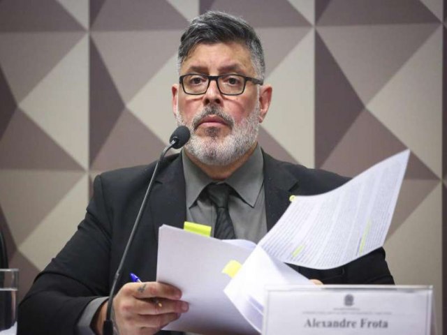 ALEXANDRE FROTA PEDE CASSAO DE FLVIO BOLSONARO