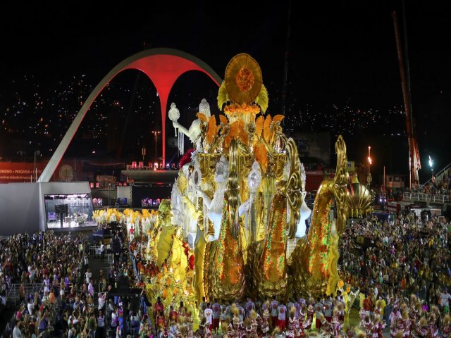 GOVERNO DO RIO CRIA CARNAVAL FORA DE POCA