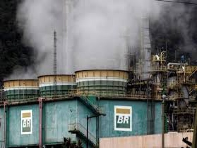 INTERVENO NA PETROBRS CRIA DVIDA SOBRE VENDA DE REFINARIAS