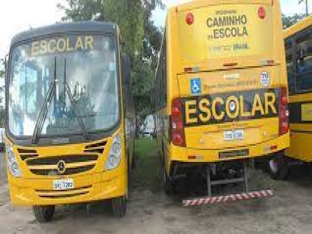 PROFESSORA DENUNCIA TRANSPORTE ESCOLAR PARADO EM ESTNCIA