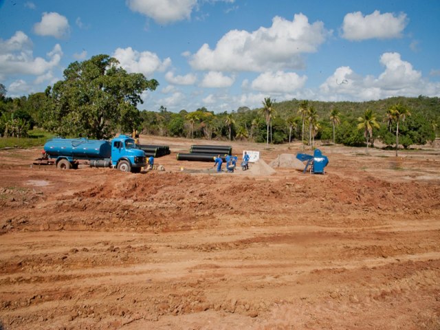 MORADORES ONDE EST ACONTECENDO OBRA DE ADUTORA RECLAMAM DO LAMEIRO NAS ESTRADAS