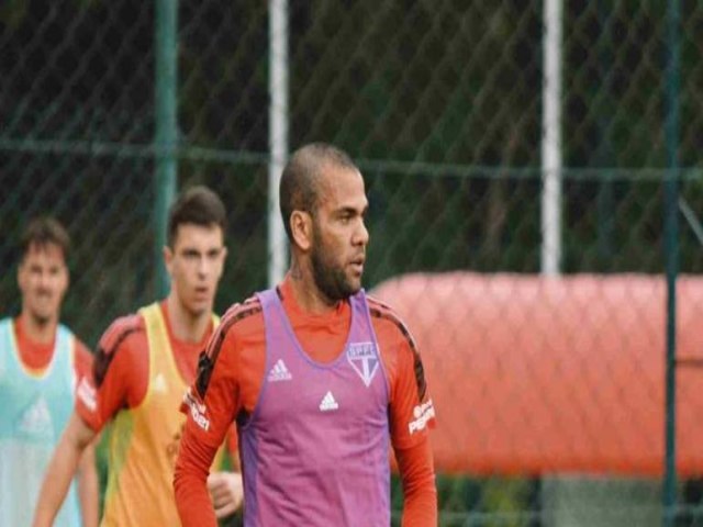 DANIEL ALVES DEVE R$ 12 MILHES DE IMPOSTOS NA ESPANHA, DIZ JORNAL