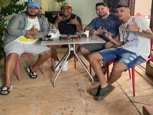 OS BARES DA PISADINHA DESEMBARCARAM EM SALVADOR (BA) PARA GRAVAO DE CLIPE COM MRCIO VICTOR, DO PSIRICO