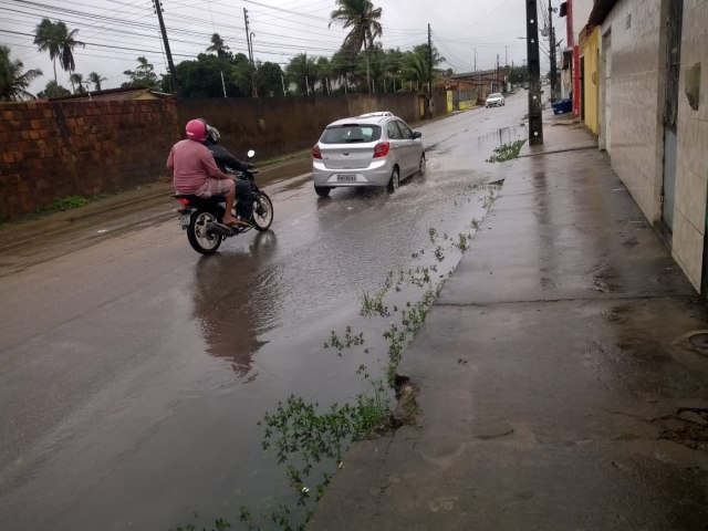 DESCASO NA AVENIDA CAMILO CALAZANS  NO BAIRRO CIDADE NOVA, QUE SOFRE COM ALAGAMENTOS CONSTANTES