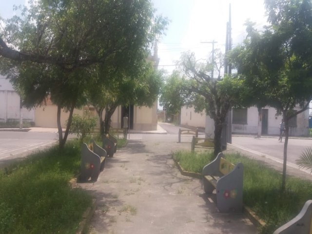 ESTNCIA: PRACINHA DA FRENTE DA IGREJA DO BAIRRO BONFIM NECESSITA DE CUIDADOS