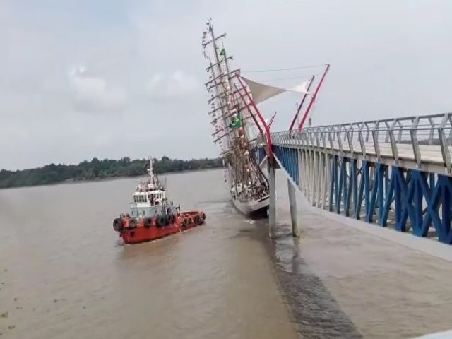 NAVIO-VELEIRO CISNE-BRANCO DA MARINHA SE CHOCA CONTRA PONTE NO EQUADOR