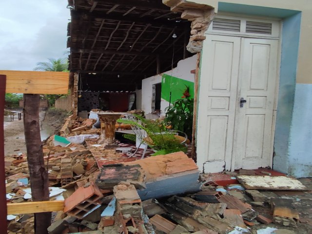 FORTES CHUVAS QUE CARAM ONTEM INUNDARAM VRIOS LUGARES E DERRUBARAM CASAS EM ESTNCIA