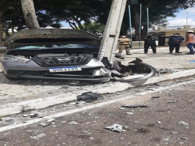 DESGOVERNADO, CARRO BATE EM POSTE NA PRAA CENTRAL DE ESTNCIA, PERTO DA CATEDRAL