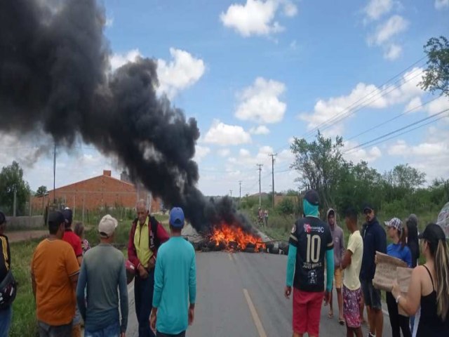 MORADORES QUEIMAM PNEUS E FECHAM RODOVIA EM PROTESTO POR FALTA DE GUA EM PORTO DA FOLHA