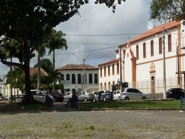 OBRA DA PRAA PRINCIPAL DE ESTNCIA EST H UM ANO PARADA