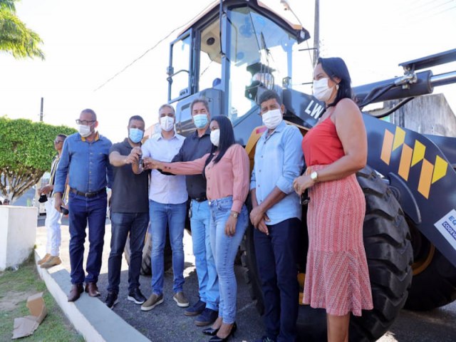 SANTA LUZIA DO ITANHY RECEBE MQUINA OBTIDA POR EMENDA SUGERIDA POR FBIO REIS