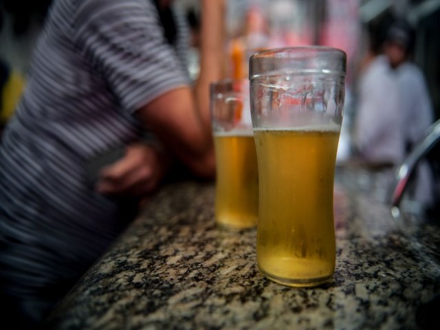DIA DE COMBATE AO ALCOOLISMO: MÉDICOS ALERTAM SOBRE DANOS À SAÚDE