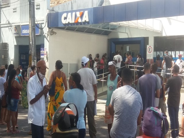 HUMILHAO: CENTENAS DE PESSOAS FICAM NA FILA NO MEIO DA RUA PARA SEREM ATENDIDAS PELA CEF EM ESTNCIA