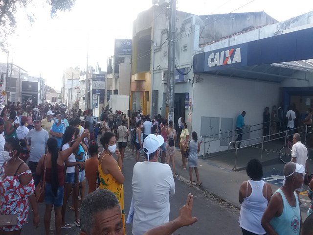 SE A MODA PEGA EM ESTNCIA E EM SERGIPE, COMO ACONTECE EM CIDADE MINEIRA, DIVERSAS AGNCIAS BANCRIAS SERGIPANAS IAM SER AUTUADAS PELO PROCON E PAGAR MULTA PELA DEMORA NO ATENDIMENTO