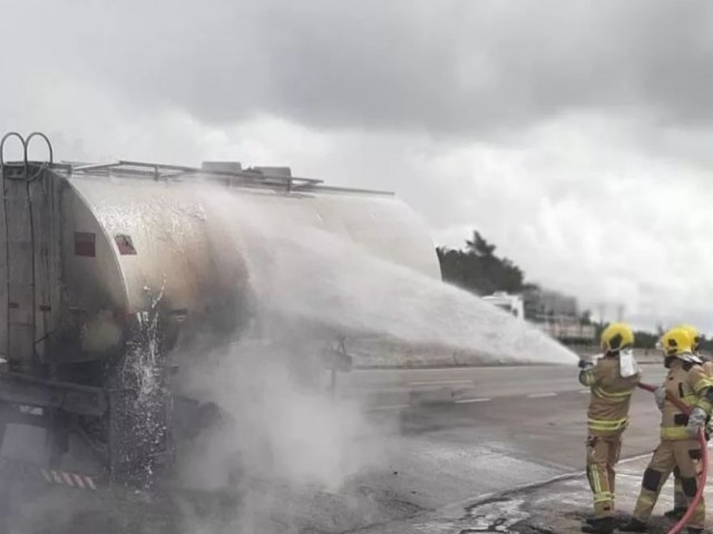 CARRETA CARREGADA COM 2 MIL LITROS DE GASOLINA PEGA FOGO NA BR-101