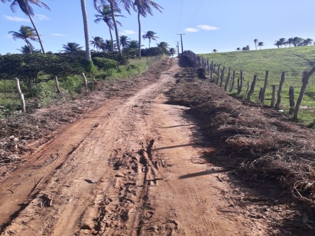 REVOLTADO COM A PREFEITURA, MORADOR DE INDIAROBA REALIZA MELHORIA EM ESTRADA RURAL